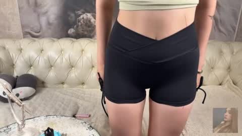 mia online show from June 25, 5:51 pm