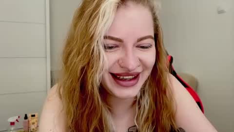 Mia online show from July 25, 9:18 am