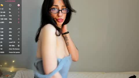 Mia online show from May 14, 8:01 am