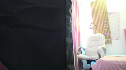 Snapshot of mia_nevaeh chatting on September 26, 8:17 pm Mia Nevaeh - follow me online show from September 26, 8:17 pm
