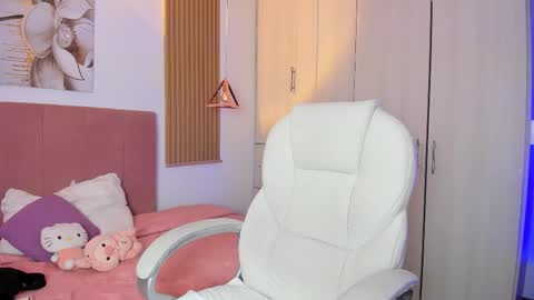 Snapshot of mia_nevaeh chatting on October 19, 9:41 pm Mia Nevaeh - follow me online show from October 19, 9:41 pm