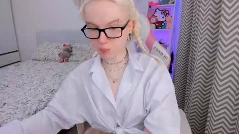 Mia online show from February 6, 3:21 am