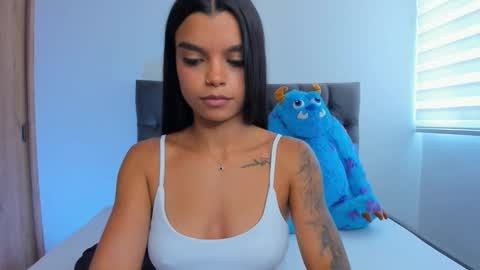Snapshot of mia_world_ chatting on October 13, 7:38 pm online show from October 13, 7:38 pm