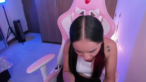 mia  nicolle online show from January 12, 4:30 am