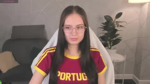 Mia online show from April 16, 11:32 am