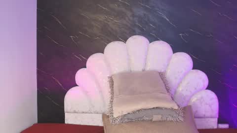 Mia online show from April 4, 12:12 pm