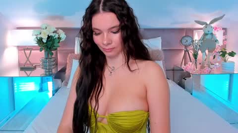 Mia online show from April 4, 8:49 pm