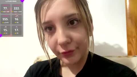 Hi guys Im Mia Im new here help me to figure out how everything works here xD online show from July 4, 9:29 pm