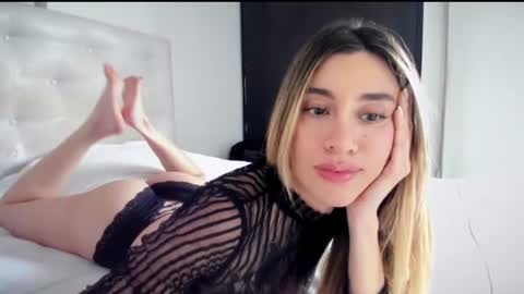 Mia online show from June 20, 8:15 pm