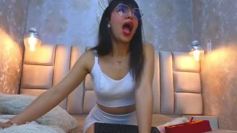 Mia online show from December 6, 11:52 pm