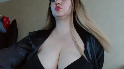 Snapshot of miafoxisja chatting on October 1, 10:25 am MiaFoxisJa online show from October 1, 10:25 am