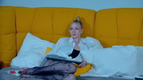 Mia online show from October 21, 7:28 pm