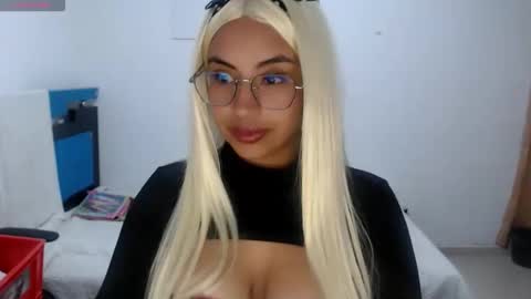 Snapshot of miajuk chatting on October 28, 3:29 am Emma online show from October 28, 3:29 am