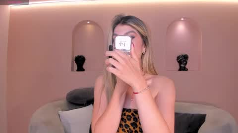 Mia Silva online show from May 26, 12:22 pm