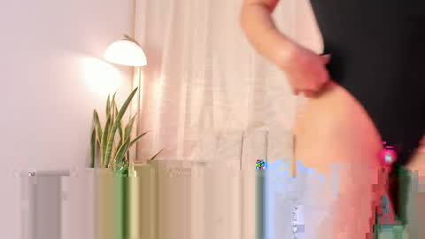 Miavenuss 1 online show from May 2, 11:43 pm