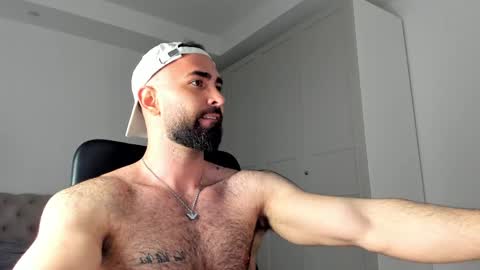 MichaelEvansx online show from April 6, 11:17 pm