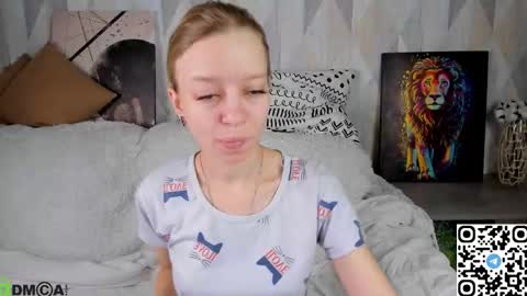 Snapshot of michelle_blond chatting on October 3, 8:22 am michelle_blond online show from October 3, 8:22 am