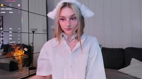 Snapshot of michellecoy chatting on October 3, 9:45 pm Michelle online show from October 3, 9:45 pm