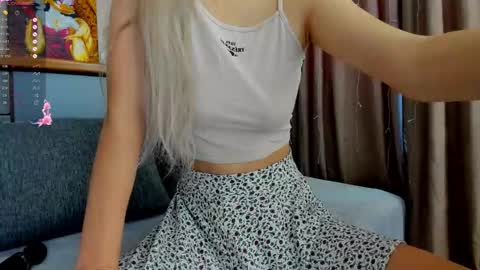 Snapshot of miissblonde chatting on October 15, 4:27 am miissblonde online show from October 15, 4:27 am