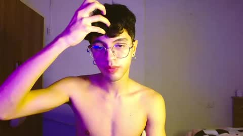 Snapshot of mike_pineapple chatting on October 18, 4:05 am Mike Pineapple online show from October 18, 4:05 am