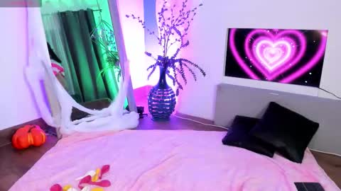 Snapshot of mila_shay chatting on October 17, 12:09 pm Mila online show from October 17, 12:09 pm