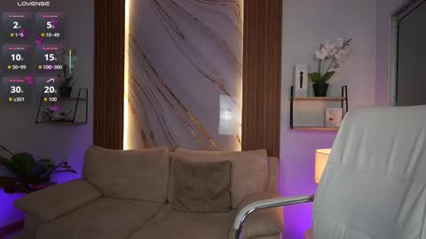 milacrave online show from November 10, 11:35 am