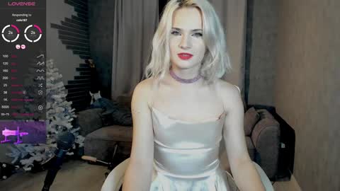 Snapshot of milena_marshmallows chatting on December 30, 10:01 pm Milena online show from December 30, 10:01 pm