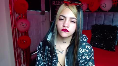 Snapshot of millacounisslosexanal chatting on February 19, 1:39 pm Violeta online show from February 19, 1:39 pm