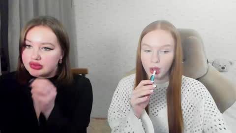 Snapshot of milymi_ chatting on February 7, 9:15 pm Milena and Jasper online show from February 7, 9:15 pm