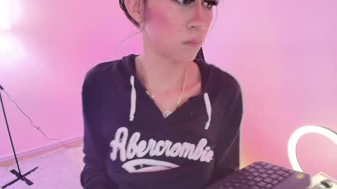 Snapshot of milyrouse___ chatting on February 2, 2:27 am Milly online show from February 2, 2:27 am