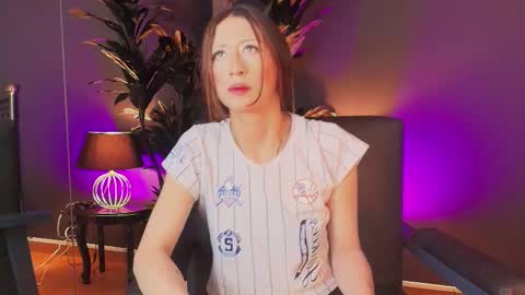 Snapshot of milyrouse___ chatting on March 7, 4:12 am Milly online show from March 7, 4:12 am