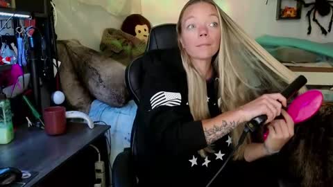 Snapshot of mindymars chatting on October 8, 2:56 pm Mindy Mars online show from October 8, 2:56 pm
