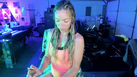 Snapshot of mindymars chatting on October 10, 2:56 pm Mindy Mars online show from October 10, 2:56 pm