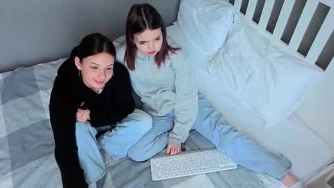 Snapshot of mini_bunny_mini chatting on September 30, 6:46 am KarinaLeila online show from September 30, 6:46 am