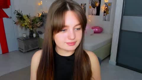 Snapshot of miraclecurly chatting on March 5, 1:31 am Emma online show from March 5, 1:31 am