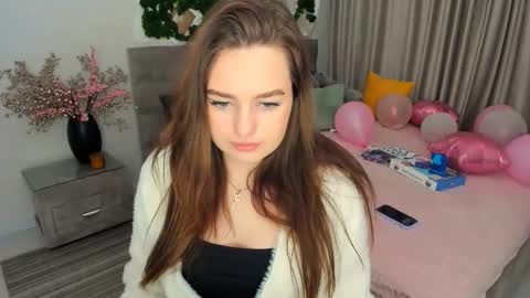 Snapshot of miraclecurly chatting on February 27, 10:53 pm Emma online show from February 27, 10:53 pm