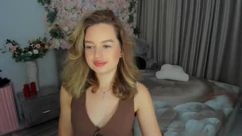 Snapshot of miraclecurly chatting on September 8, 7:24 pm Emma online show from September 8, 7:24 pm