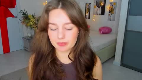 Snapshot of miraclecurly chatting on March 6, 10:47 pm Emma online show from March 6, 10:47 pm
