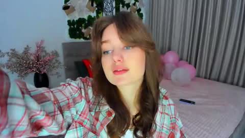 Snapshot of miraclecurly chatting on March 5, 10:43 pm Emma online show from March 5, 10:43 pm