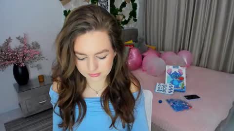 Snapshot of miraclecurly chatting on February 23, 1:21 pm Emma online show from February 23, 1:21 pm