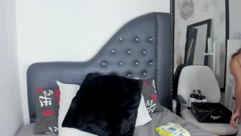 Snapshot of mirandafoxx chatting on October 5, 4:58 pm Mirandas room online show from October 5, 4:58 pm