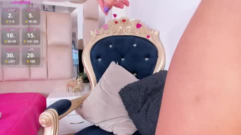 Snapshot of mirandafoxx chatting on February 22, 12:27 am Mirandas room online show from February 22, 12:27 am