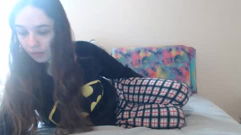 Snapshot of miss_sunshine01 chatting on December 6, 5:28 pm Bella online show from December 6, 5:28 pm