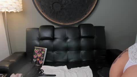 Snapshot of miss_vaiolette chatting on February 17, 2:06 pm Vaiolette online show from February 17, 2:06 pm