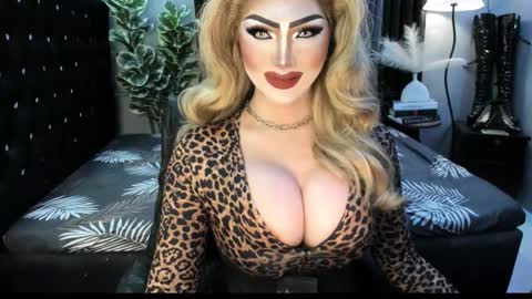 Snapshot of misschannel4sub chatting on October 15, 7:37 pm PRIESTESS CHANNEL online show from October 15, 7:37 pm