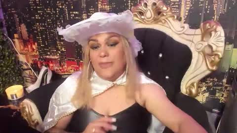 QueenT online show from November 1, 12:22 am