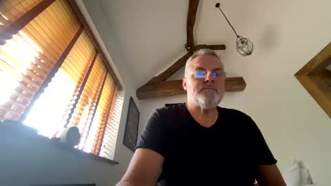 Snapshot of misterblivs chatting on October 26, 10:27 am Misterblivs online show from October 26, 10:27 am