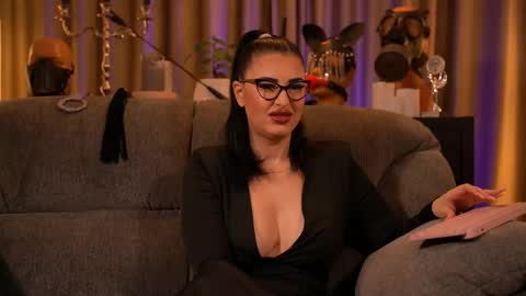 Snapshot of mistresskellykent chatting on September 25, 11:56 pm Mistress Kelly online show from September 25, 11:56 pm