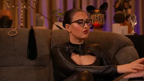 Snapshot of mistresskellykent chatting on October 17, 10:47 pm Mistress Kelly online show from October 17, 10:47 pm