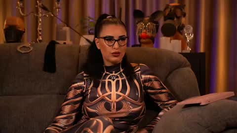 Snapshot of mistresskellykent chatting on September 30, 12:21 am Mistress Kelly online show from September 30, 12:21 am